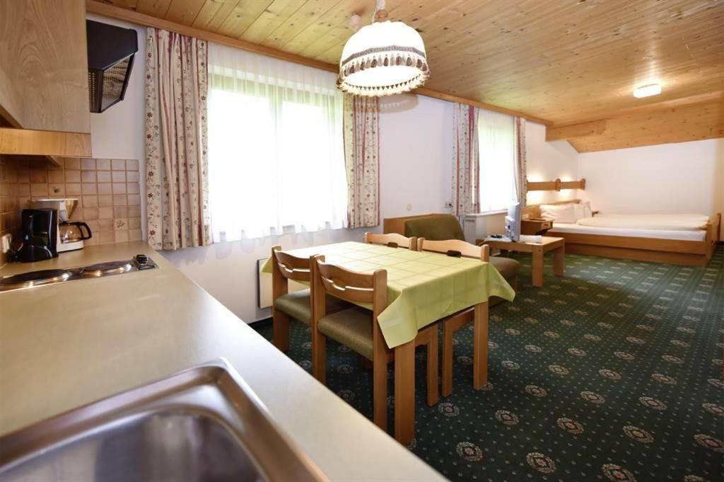 Berghof Gundalatsch Bed & Breakfast Gaschurn Dış mekan fotoğraf
