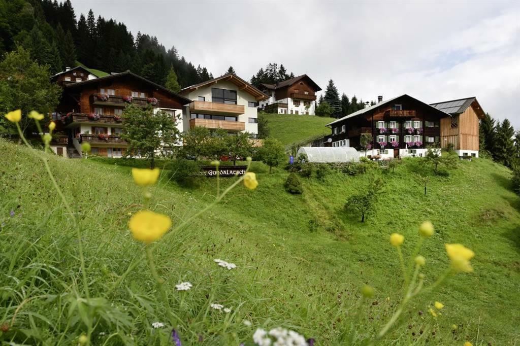 Berghof Gundalatsch Bed & Breakfast Gaschurn Dış mekan fotoğraf