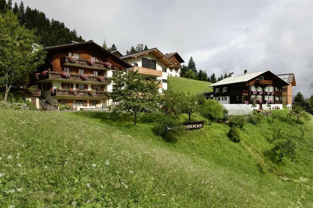 Berghof Gundalatsch Bed & Breakfast Gaschurn Dış mekan fotoğraf